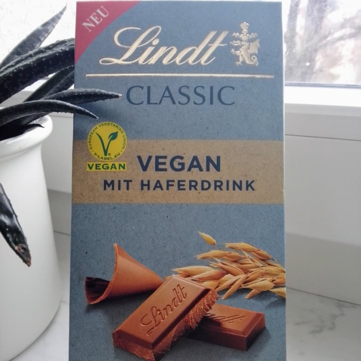 photo of Lindt Classic Vegan Mit Haferdrink shared by @gwenda on  18 Dec 2021 - review