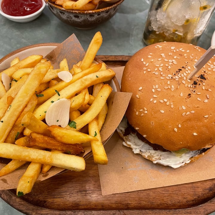 photo of Jamie's Italian, The Dubai Mall vegan burger shared by @thekalaharivegan on  13 Oct 2022 - review