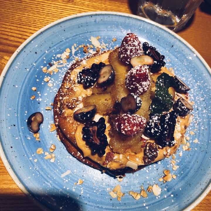 review photo of Zenith Brunch & Cocktails - Barcelona Vegan pancakes, banana flambè, peanut butter, mixed berries jam, granola shared by @theveganavocadito on 10 Oct 2022 - review