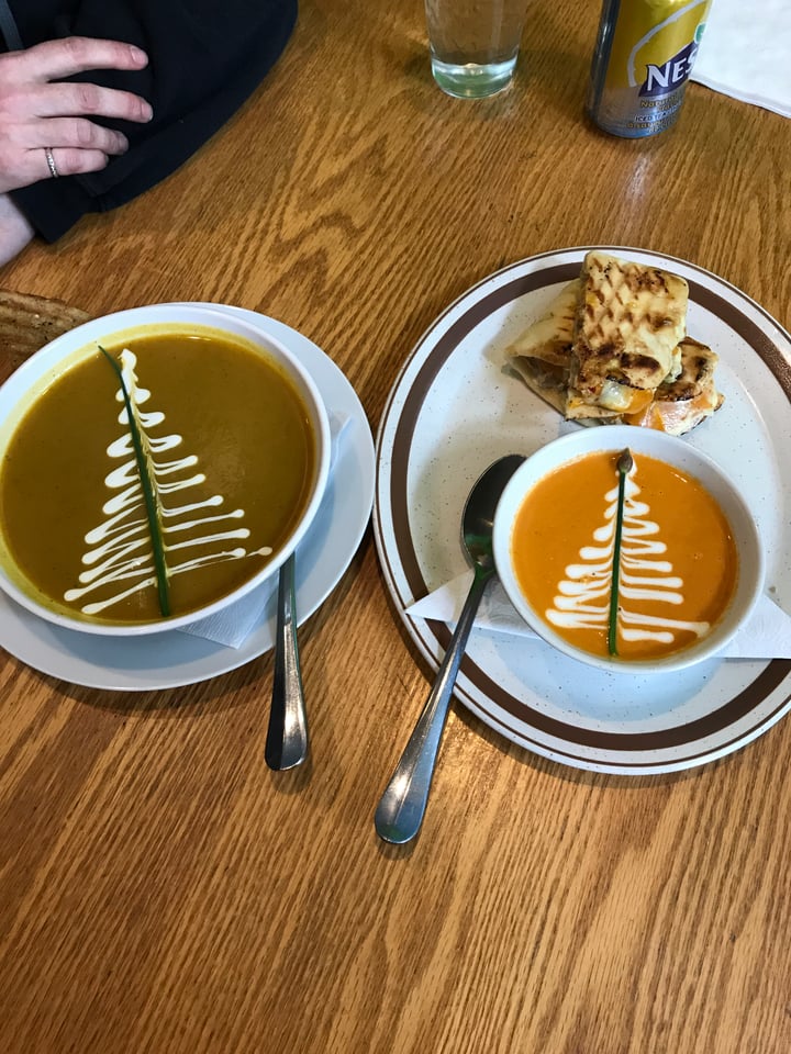 photo of Real Food Maple Cinnamon Butternut soup and Creamy Tomato Soup shared by @mrmrsbrooks on  20 Apr 2018 - review