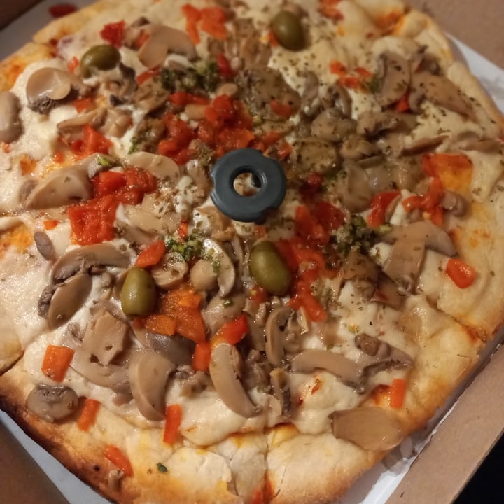 photo of Pizzeria El Golpe Pizza de champignones shared by @vanimomoko on  14 Jul 2022 - review