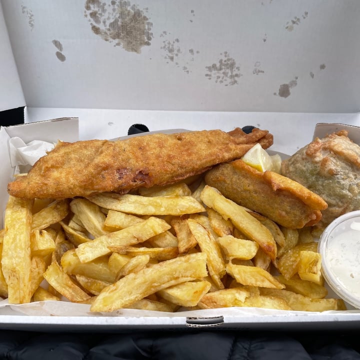 photo of Chesil Chippie Vegan Phish, Chips, Pea Bomb And Battered Vegan Sausage shared by @flameofcashmere on  13 Sep 2021 - review