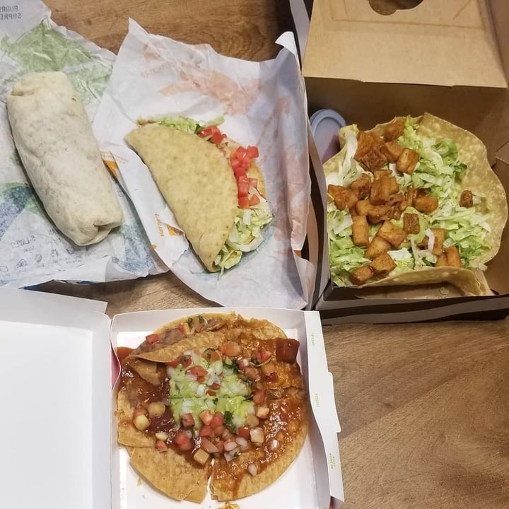 photo of Taco Bell 7 layer burrito shared by @jpatterson on  20 Apr 2020 - review