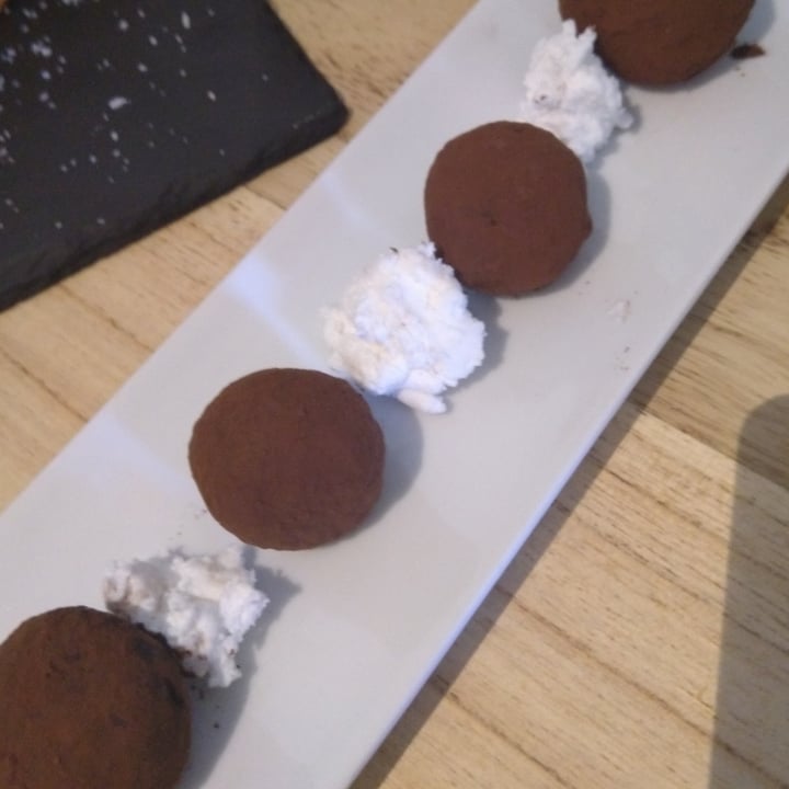 photo of Restaurante Alive Trufas De Chocolate Negro shared by @dorian_hyde on  01 May 2021 - review