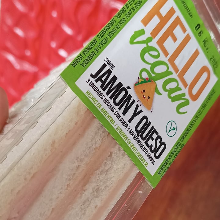 photo of Hello Vegan Sándwich de miga vegano sabor jamón y queso shared by @veganveganita on  15 Nov 2022 - review
