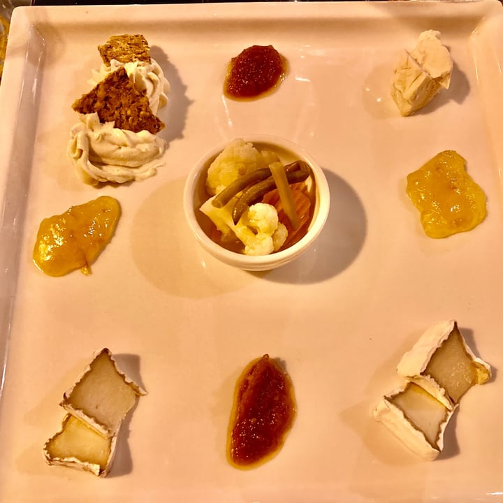 photo of Sementis Piatto Di Formaggi Vegetali E Frutta Secca, Marmellate, Chutney, Verdure Fermentate E Crackers Crudisti shared by @annieblu on  16 Apr 2021 - review