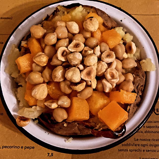 Foto del piatto “Patata Con Zucca, Ceci E Nocciole”