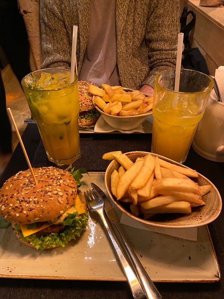 photo of HANS IM GLÜCK - Burgergrill | Köln MEDIAPARK Veganer Burger „Fabelhaft“ shared by @alexbryv on  29 Feb 2020 - review