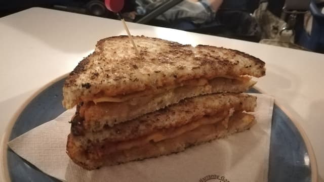 Foto del plato “Sandwich de paté de tomate”