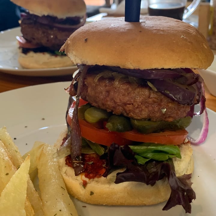 photo of Pure Café Beyond Burger shared by @theveganstudents on  29 Aug 2021 - review