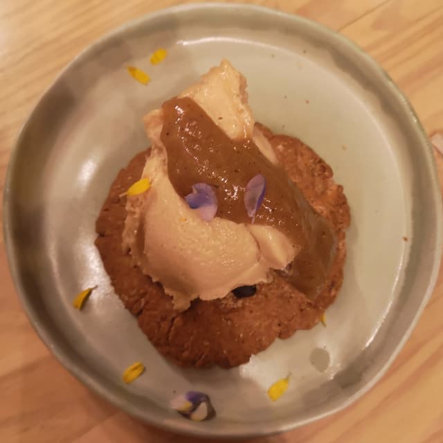 Photo of the dish “Cuqui De Cacahuete Y Chocolate Con Helado De Guanábana”