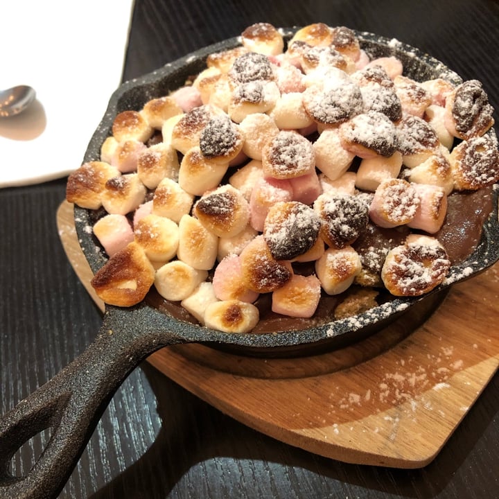 photo of Happy Friday Kitchen S’mores Skillet shared by @mayajones on  01 Nov 2020 - review
