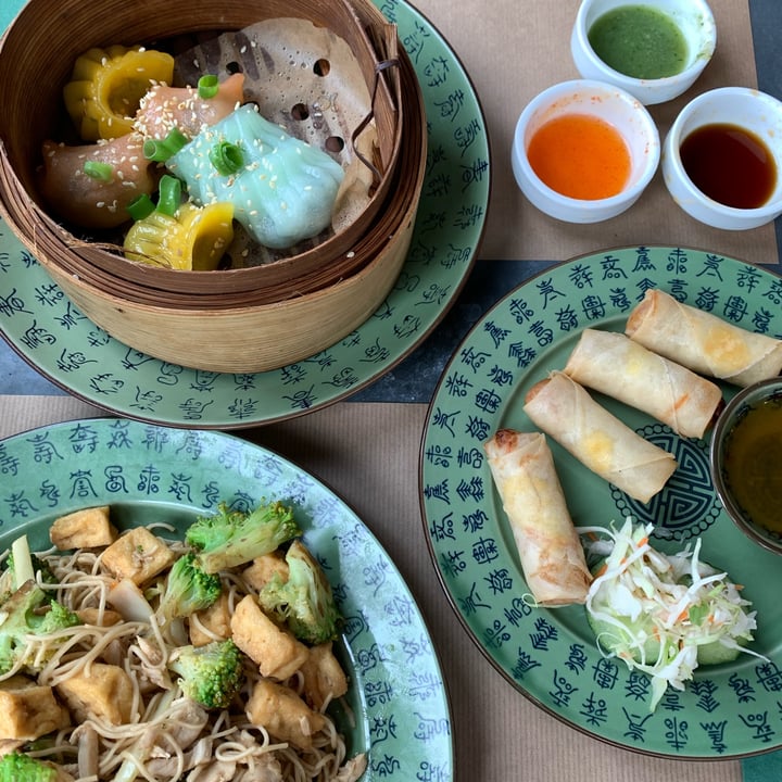 photo of Lucy Chang Knokke dumplings and Fries tofu noodles (no eggs) shared by @vsepe on  28 Oct 2022 - review