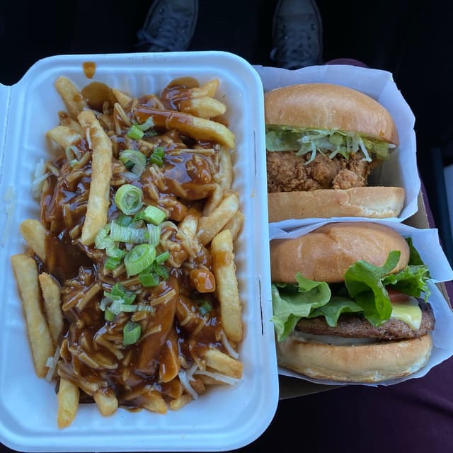 Foto del plato “Chick’N Burger and Original Pountin”