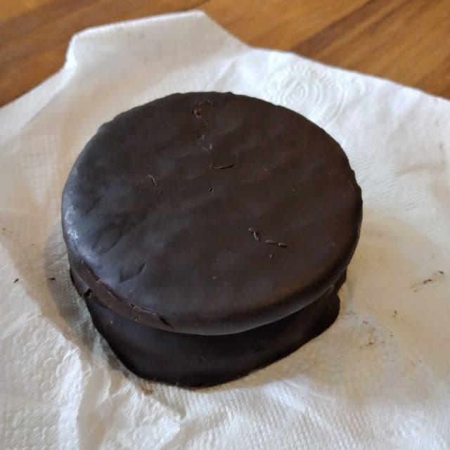 Photo of the dish “Alfajor De Chocolate Relleno Con Dulce De Leche”