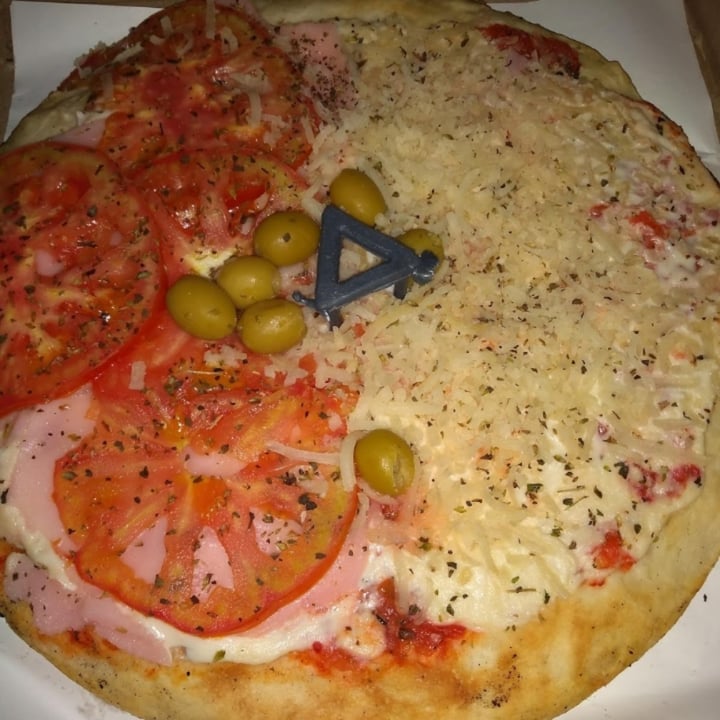 review photo of Flipper Pizza Pizza Mitad Napolitana Con Jamรณn, Mitad Provolone shared by @todoestaninflamable on 23 Nov 2020 - review