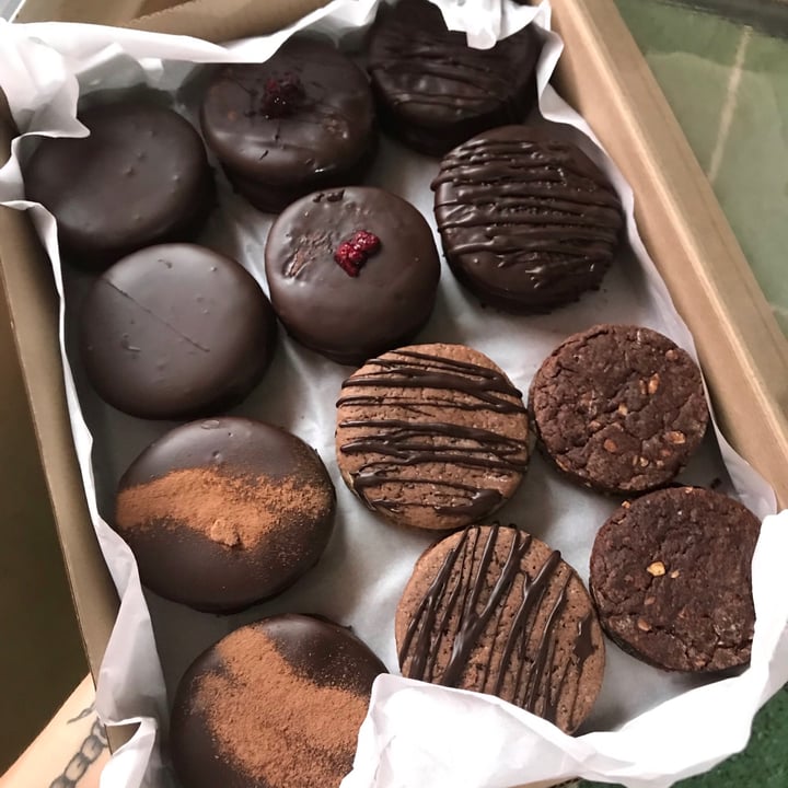 review photo of VGANA pastelería 12 Alfajores shared by @vganapasteleria on 24 Nov 2020 - review