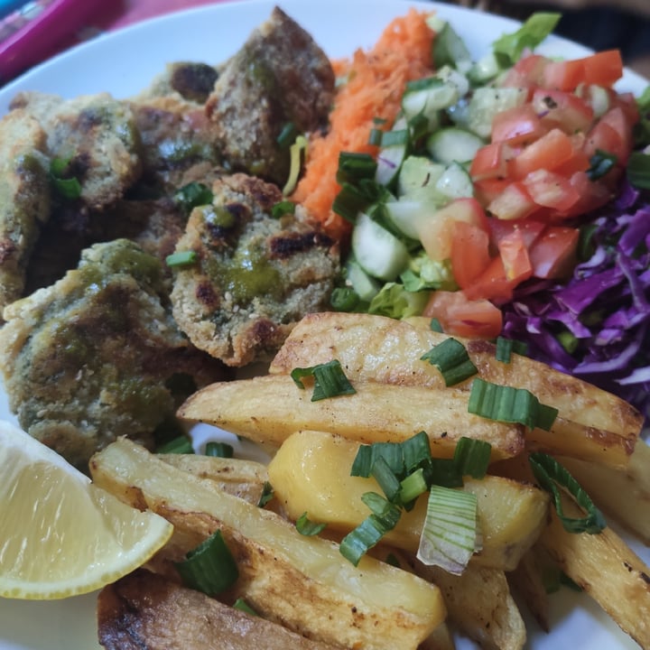 review photo of Happy Manatee Nuggets de tofu con ensalada y papas shared by @magovegano on 12 Apr 2022 - review