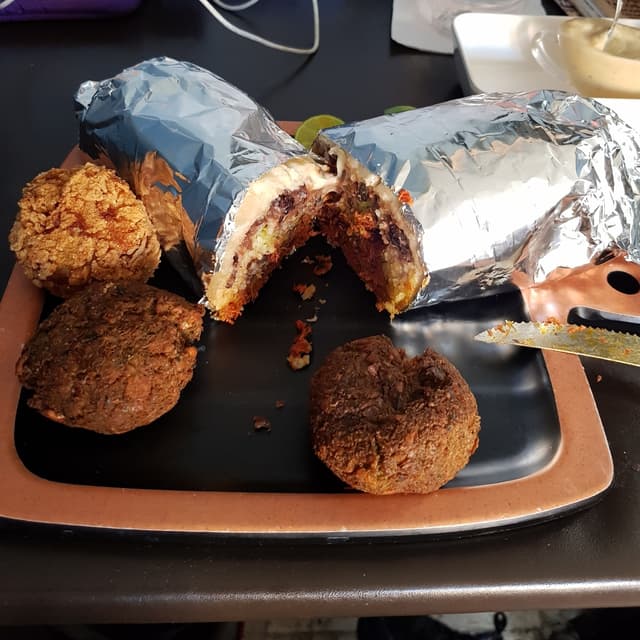 Photo of the dish “Burrito de pibil con bolitas de falafel y papa”