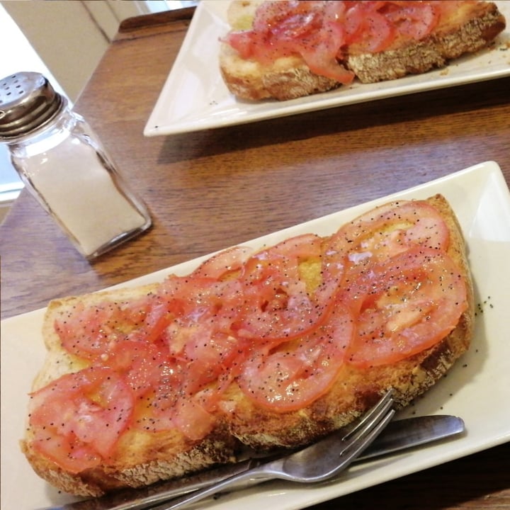 photo of Café Behiala Tostada de tomate shared by @saioaestanga on  15 Oct 2020 - review