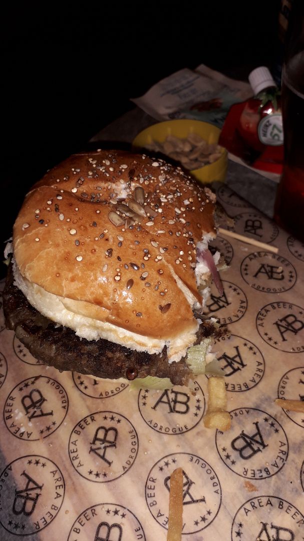 review photo of Area Beer Adrogue Hamburguesa Vegana shared by @barbaragomez on 19 Feb 2020 - review