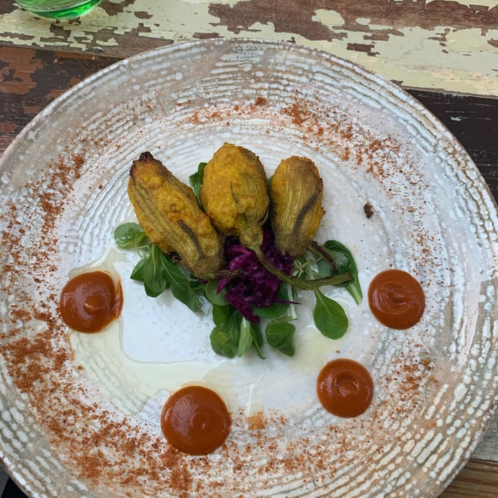 photo of L'Orto già Salsamentario - Vegan & raw food Fiori di zucchina ripieni di tofu shared by @giobarale on  13 Aug 2021 - review