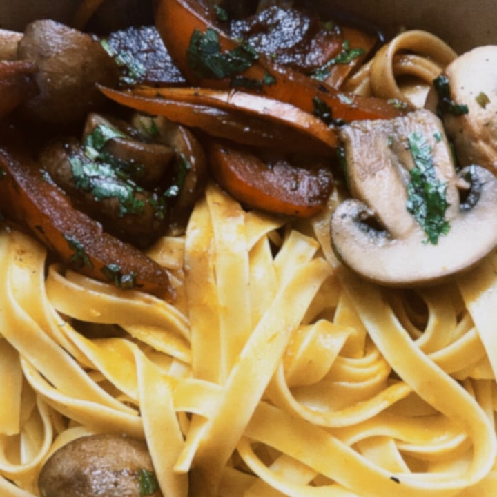 review photo of Noqa vegan Fettucini a la huancaina con saltado de portobellos shared by @mennnacat on 01 May 2022 - review
