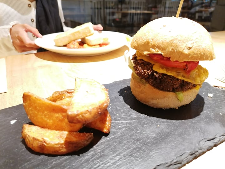 photo of Restaurante Alive Crunchy Boletus: hamburguesa de setas y carne de soja empanada con queso, tomate, lechuga, pimiento asado y alioli shared by @neusbcn on  16 Oct 2022 - review