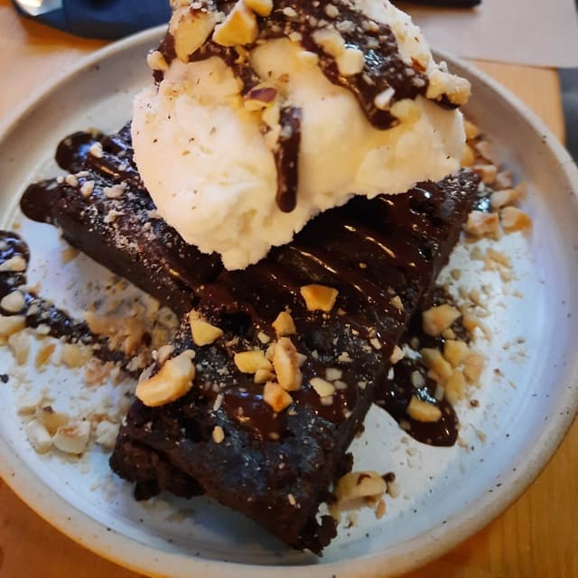 Photo du plat “Brownies With Coconut Ice Cream”