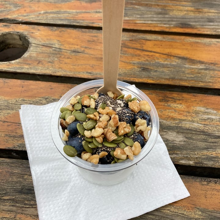 photo of yokos Blueberry yoghurt bowl with chia, pumpkin and sunflower seeds shared by @alicesouthwood on  14 Apr 2022 - review