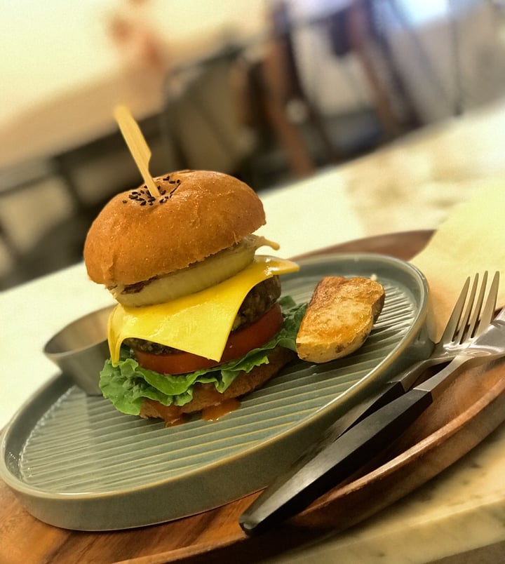 photo of 소이로움(SOIROUM) Black bean patty vegan burger shared by @lkevyn on  23 Nov 2019 - review