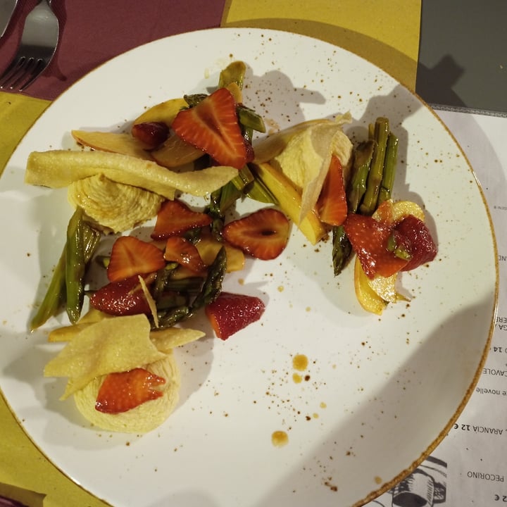 photo of Soul Kitchen giardino di fragole e asparagi, papadom, hummus di ceci e nocciole shared by @alepepe on  26 Jun 2022 - review