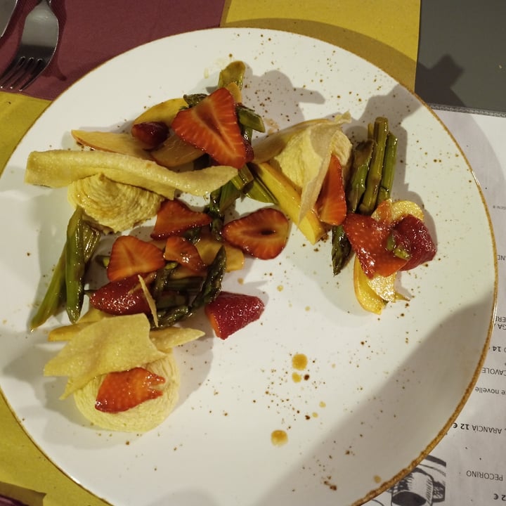 review photo of Soul Kitchen giardino di fragole e asparagi, papadom, hummus di ceci e nocciole shared by @alepepe on 26 Jun 2022 - review