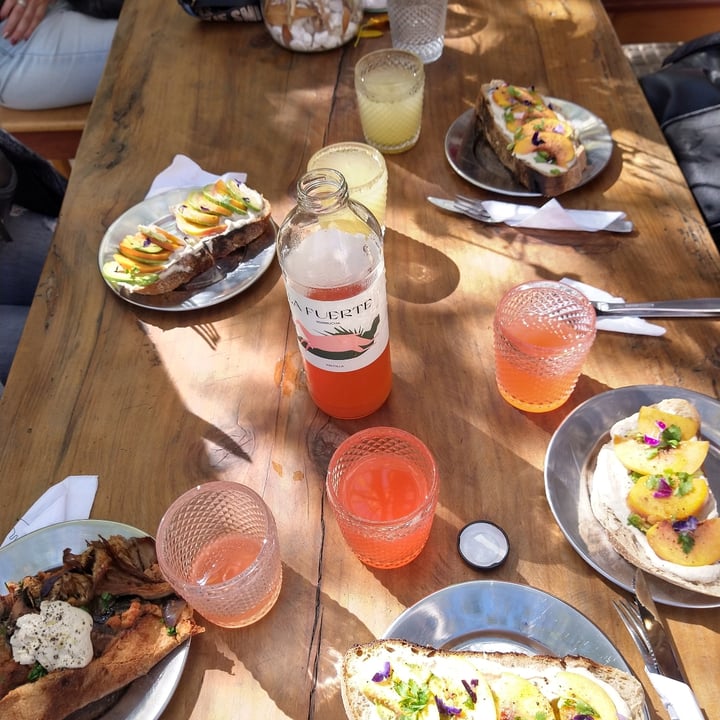 review photo of CASA NUEZA Tostada De Masa Madre Con Queso De Castañas Fermentado, Durazno, Cilantro Y Palta. shared by @luterzano on 08 May 2021 - review