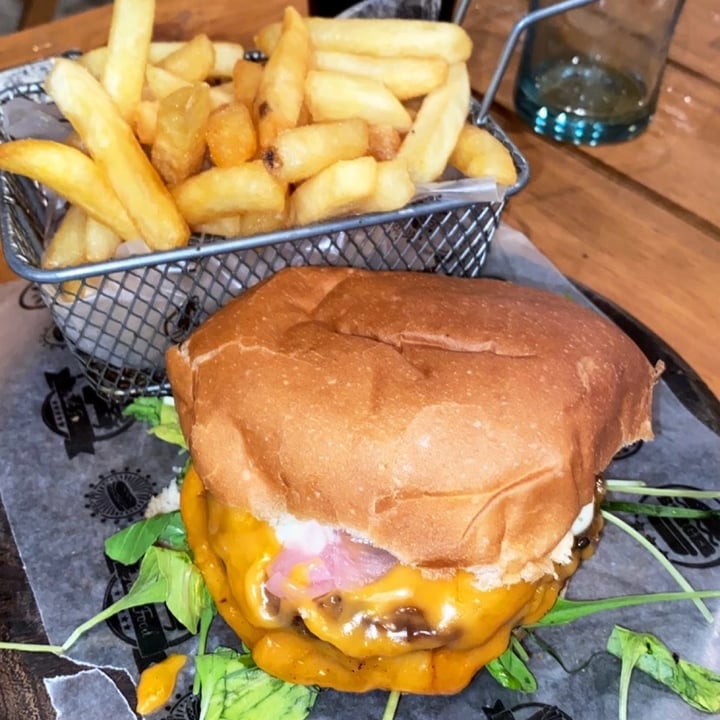 photo of Brewer Restaurant Y Bar Not Burger Doble + Papas Fritas shared by @jazminorellanaok on  30 Jan 2022 - review