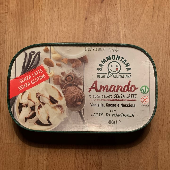 photo of Sammontana Amando Sammontana gelato Vaniglia Cacao Nocciola shared by @vegamomo on  13 Apr 2022 - review