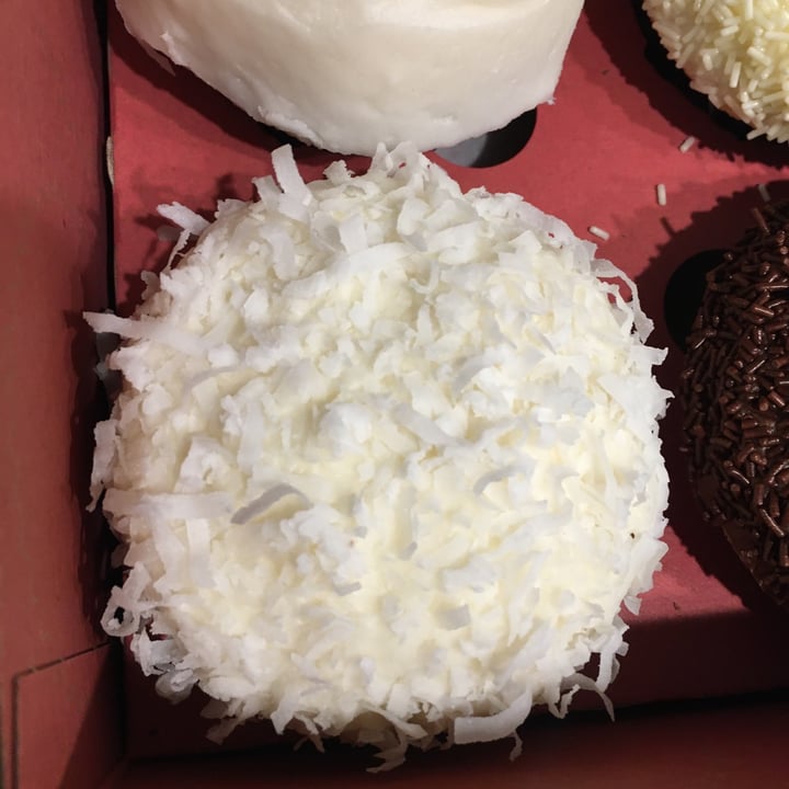photo of Sprinkles Cupcakes Lemon Coconut shared by @sedahere on  21 Apr 2021 - review