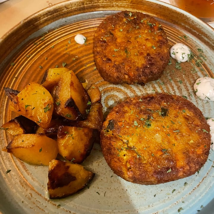 photo of Osteria L’Angolo Divino Burger di lenticchie e semi di girasole con patate al forno e maionese Vegan shared by @caterinacc on  27 Dec 2022 - review