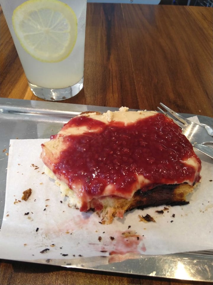 review photo of Narda Comedor Diario Tostadas De Masa Madre Con Manteca De Maní Y Frambuesas shared by @veromacek on 14 Jan 2020 - review