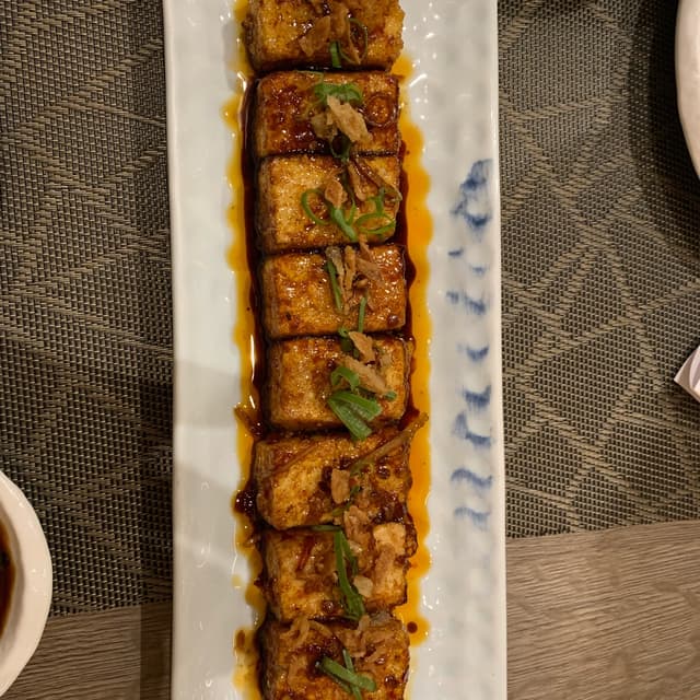 Foto del piatto “Supaishi tofu teriyaki - glaseado picante con cebolla frita”