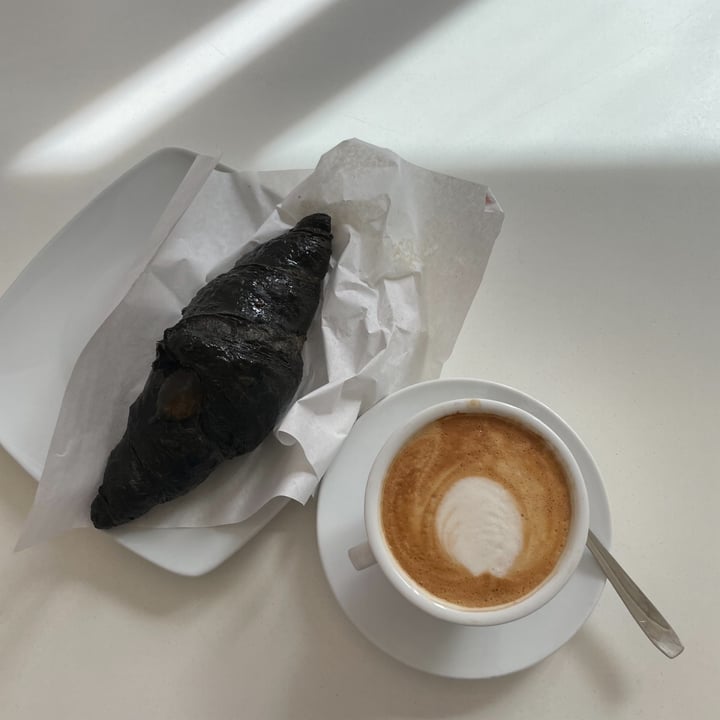 review photo of CHANTILLY 2 - Bar Palermo - Pasticceria Palermo - Aperitivo Palermo - Apericena Palermo Cornetto Vegano Al Carbone shared by @martinacento on 29 Jun 2022 - review