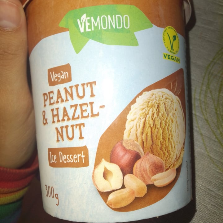 photo of Vemondo Helado de cacahuetes y avellanas shared by @sofixmartin on  31 Jul 2021 - review