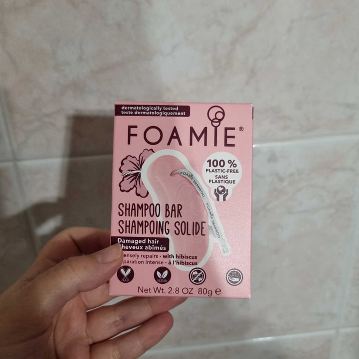 photo of Foamie  Shampoo solido con olio di ibisco per capelli secchi e danneggiati shared by @gingerjim on  19 Mar 2022 - review