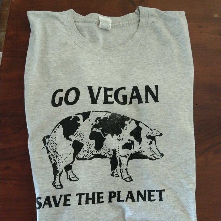 photo of Serigrafía vegana go vegan save the planet shared by @davidmastodon on  17 Oct 2022 - review