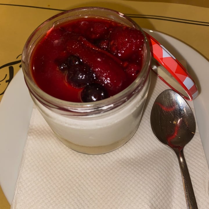 photo of Francesinhas Al Forno da Baixa Cheesecake De Frutos Rojos shared by @saradoval on  19 Jun 2021 - review