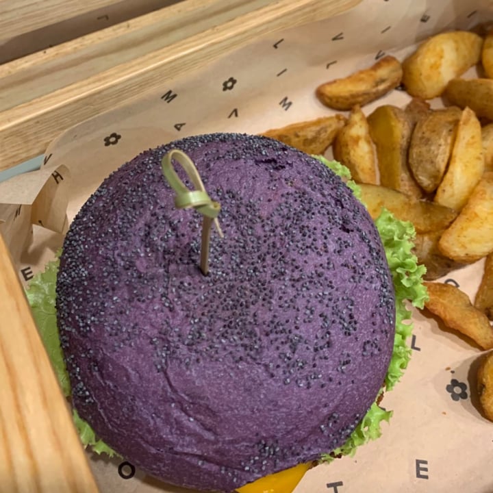 review photo of Flower Burger Roma Cherry Bomb shared by @veromenna on 13 Oct 2022 - review