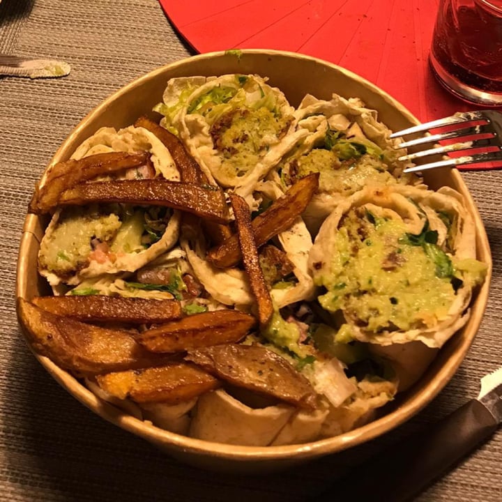 review photo of Santo Falafel Entrados shared by @chiaranoir on 01 May 2022 - review