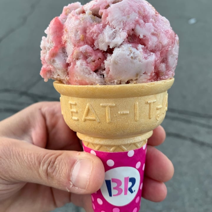 photo of Baskin Robbins Non-dairy Strawberry Streusel shared by @louisg on  17 Jun 2021 - review