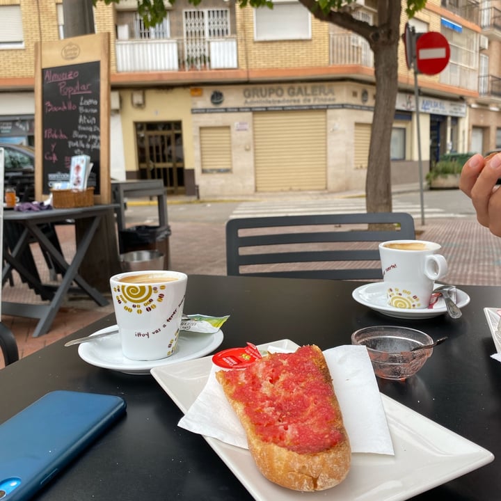 review photo of La Nova Torronera desayuno/tostada de tomate/cafè con leche de avena shared by @giuliahazel on 19 Oct 2022 - review