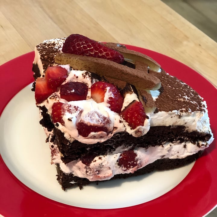 photo of Velicious Cafe Erdbeer Marzipan Torte shared by @buckno on  03 May 2020 - review